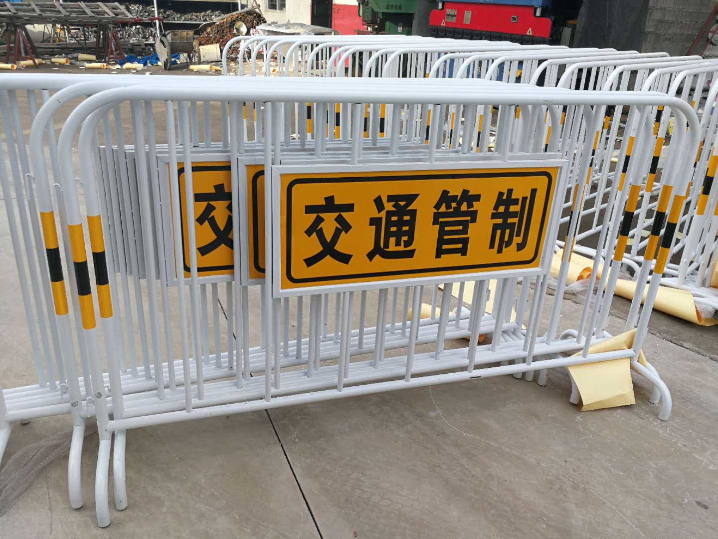 交警支隊安?；顒幼o欄